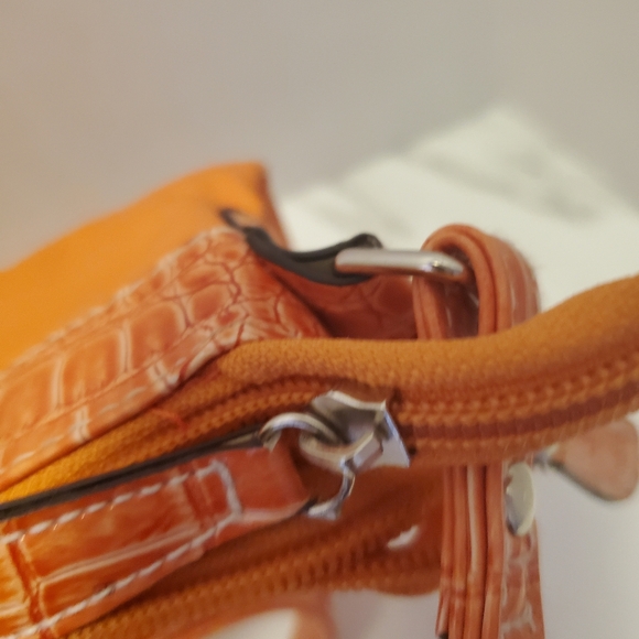 CROSSBODY ,ROSETTA WITH POCKETS GALORE - Picture 3 of 7